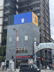 【長崎県長崎市】長崎初！L字型のLEDビジョン｜屋外型LEDビジョン導入事例（MOFシリーズ）